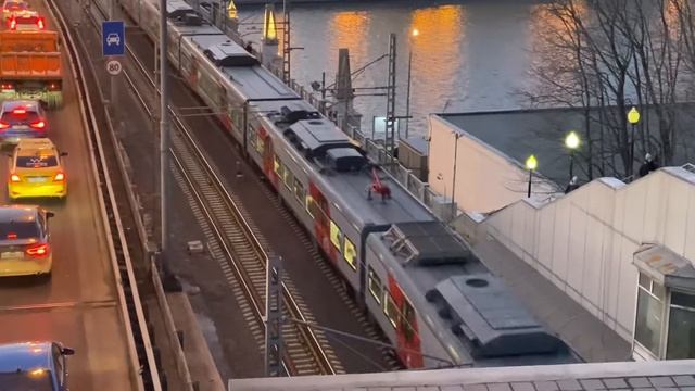 Электропоезд ЭС2Г на МЦК в закате. Вид на Москва-Сити! смотреть онлайн