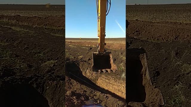 Как засыпать трашею на экскаваторе.засыпка траншеи на экскаваторе Hyundai смотреть онлайн