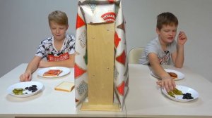 Саша VS Арсений. Бутерброд ИНТУИЦИЯ ЧЕЛЛЕНДЖ.  Nerf Bros Show