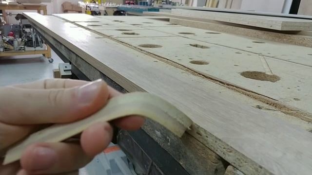 Рабочие будни в мебельной мастерской, Кромление ,фрезерование кромки ПВХ