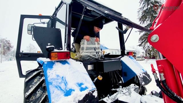 Трактор с навесным экскаваторным оборудованием смотреть онлайн