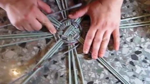 ▬►Плетение из газет круглого дна. Часть III. смотреть онлайн