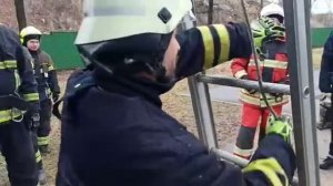 Привязывание веревки выдвижной трехколеннной лестницы после выдвигания