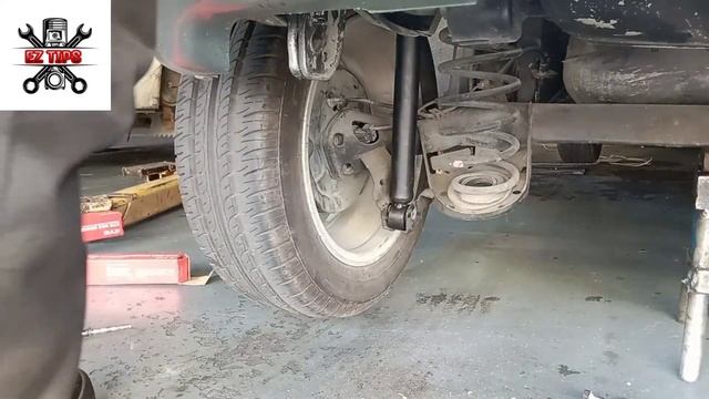 Toyota Yaris change shock absorber rear . смотреть онлайн