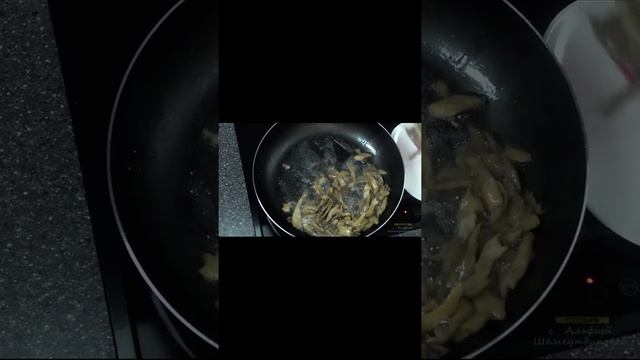 #shortvideo Картошка жареная с вешенками и сметаной. Грибы жареные с картофелем и сметаной рецепт смотреть онлайн