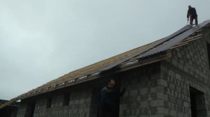 Монтаж кровли из профнастила. Двускатная мансардная кровля.