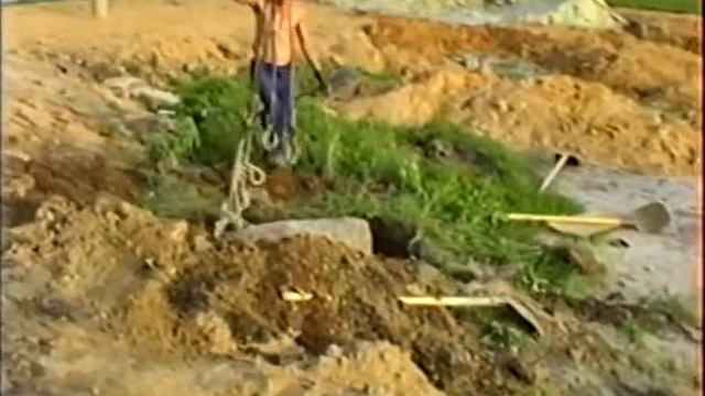 Попытка поднять огромный камень.1990г. с.Воскресенское