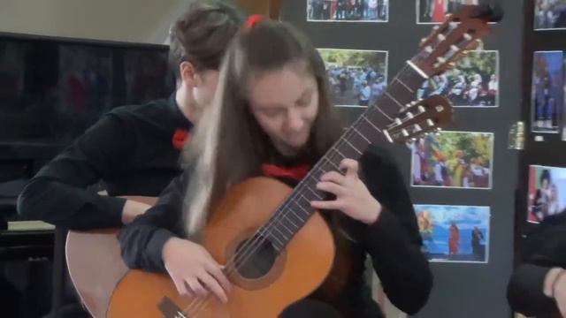 Талантливые дети в Кишиневе. Игра на разных инструментах. смотреть онлайн