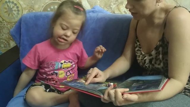 Читаем сказку Белоснежка (Вика май 2020, 4 года)