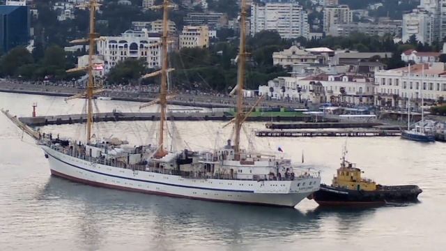 Два буксира толкают трехмачтовый парусник смотреть онлайн