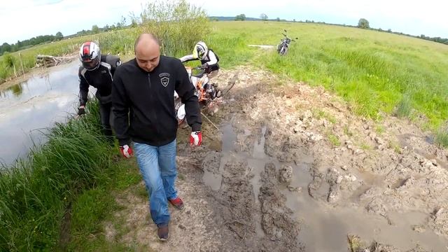 Покатушка в 100 км. на технике Geon и др. Часть 2-я. Грязевая преграда. смотреть онлайн