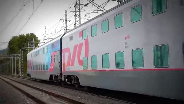 Опаздывающий на полчаса двухэтажный поезд Москва Адлер, ведомый электровозом ЭП20 035 смотреть онлайн