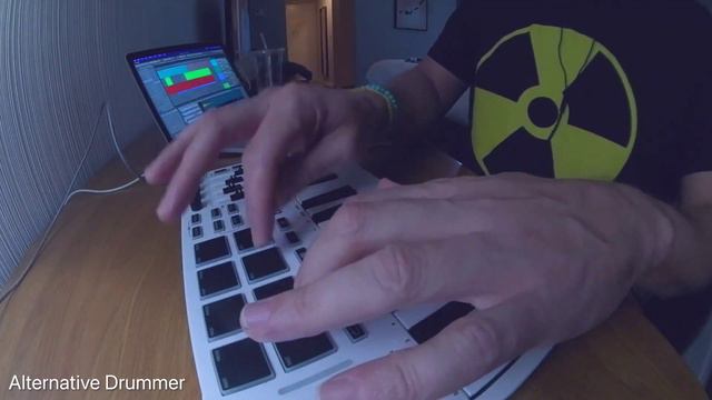 Finger Drumming on the Donner Spacline DMK 25 Mini смотреть онлайн