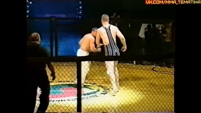Маленький каратист потушил огромного борца (little Karateka KO's Big Wrestler In MMA)