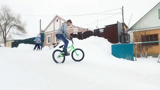 Зимние покатушки на BMX! ВАЛИМ БОЧКОМ) смотреть онлайн