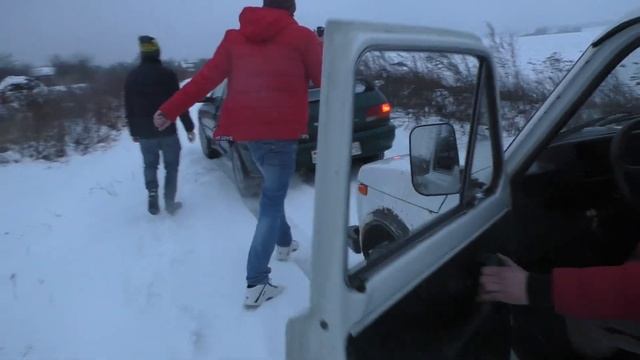Нива, УАЗ, Субару. СУБАРУ ТАЩИТ !!! А на бордюре повисла) смотреть онлайн