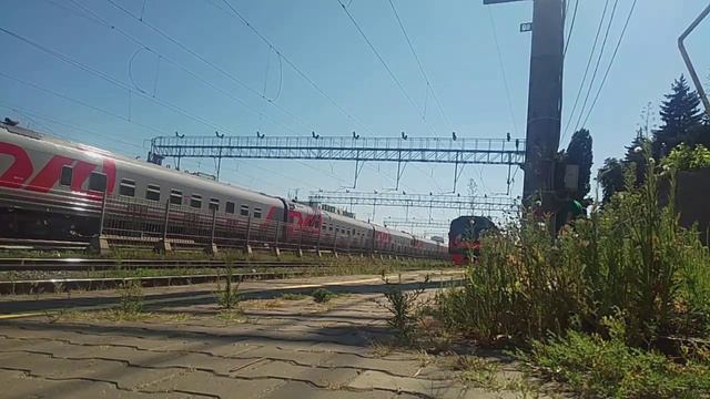 Приветливая бригада! Электропоезд ЭД9М-0111 отправляется со станции Саратов 1 [ПРИВ.ЖД] смотреть онлайн