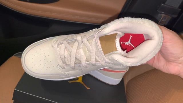 Air Jordan 1 Mid Fleece Pearl White shoes смотреть онлайн