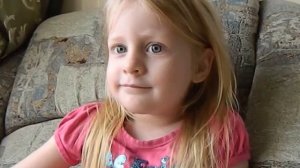 Маленькая девочка Юленька рассказывает стихи))