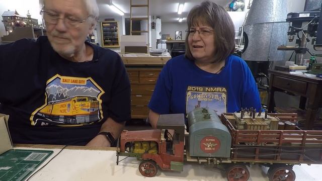 Monogram 1:24 scale Mac Bulldog truck - part 2, the hard to find versions смотреть онлайн