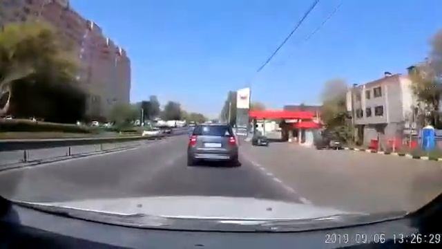Летчик на байке влетел в задок 200 го Крузака смотреть онлайн