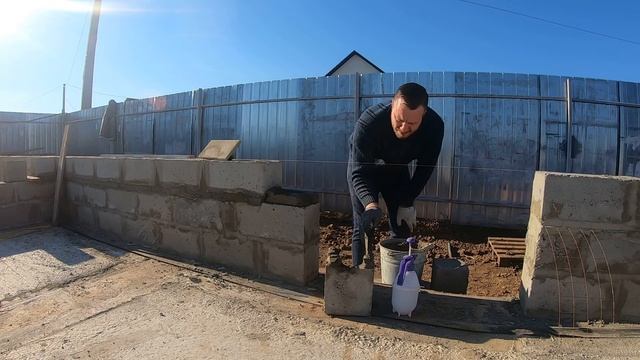 Третий ряд коробки + закладные под перегородочные блоки. Строю дом сам смотреть онлайн