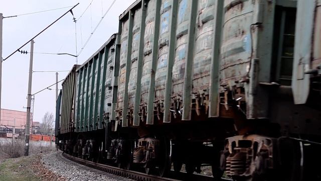 "Американец" ТЭ33АС-2003 Залетает с грузовым поездом на ст.Запорожье-2 и приветливая бригада. смотреть онлайн