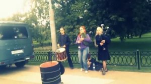 Девушки играют на волынке +барабан