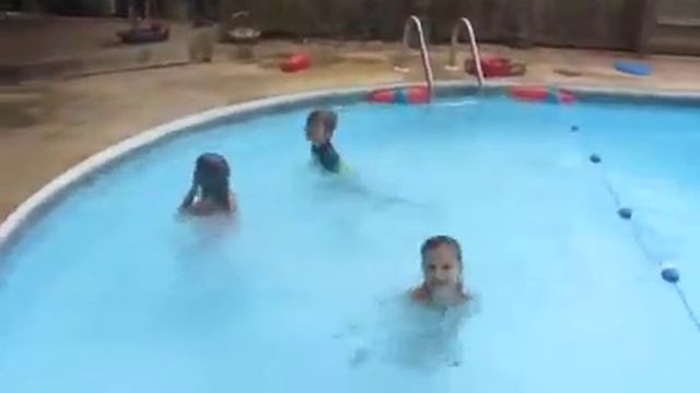 Delaney, Cole, and Cayleigh jumping in pool! смотреть онлайн
