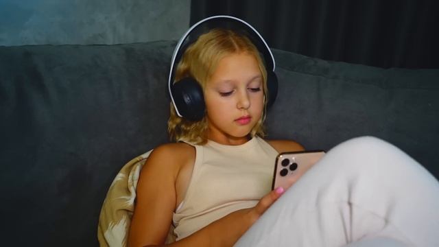 Девочки В ГОЛОВЕ у АМЕЛЬКИ! Они управляют ее настроением!