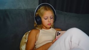 Девочки В ГОЛОВЕ у АМЕЛЬКИ! Они управляют ее настроением!