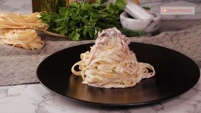 Уплетаем целую сковороду на ужин. Паста в сливочным соусе, как в ресторане смотреть онлайн