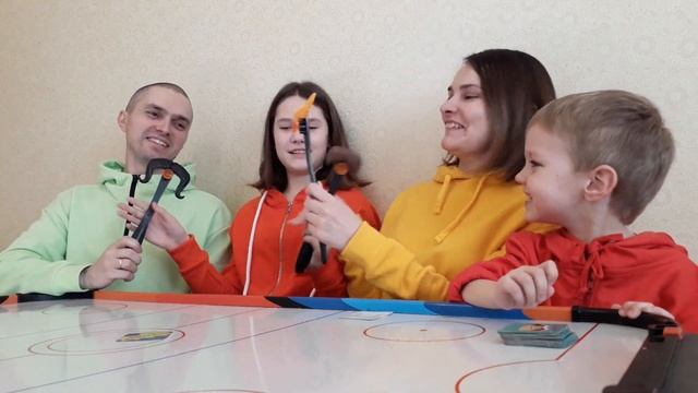 Настольная игра лепи усы ! | Варя и Макс играют всей семьей смотреть онлайн