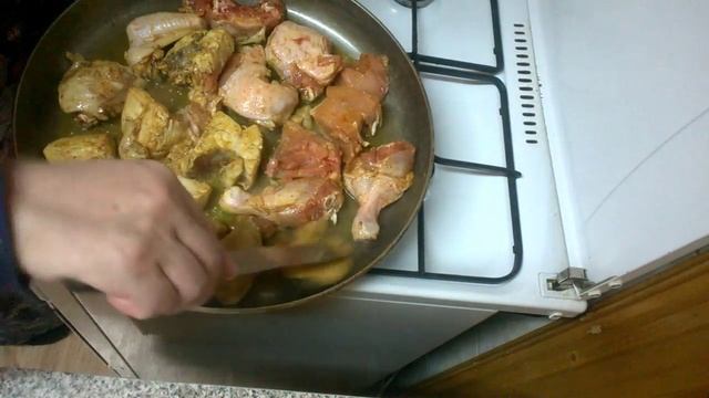 Очень вкусная Жаренная Курица. Как жарить курицу на сковороде. Жарим жарим кур Рецепт смотреть онлайн