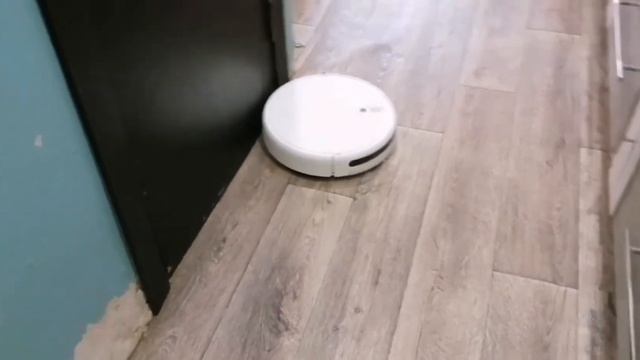 Робот пылесос Xiaomi Mi Robot Vacuum-Mop убирает квартиру до блеска