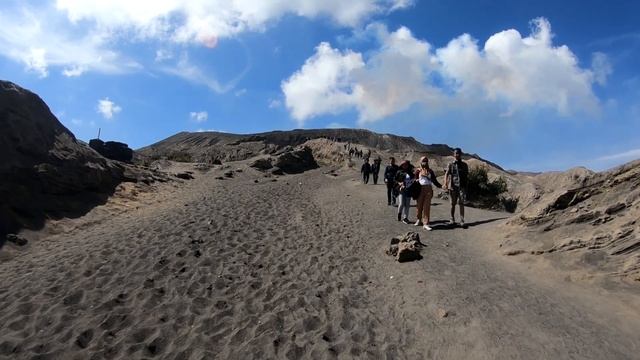 Chill Hiking Mount Bromo of East Java, Indonesia смотреть онлайн