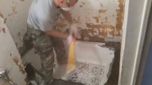 Как разбить чугунную ванну , квартиры  ремонт своими руками