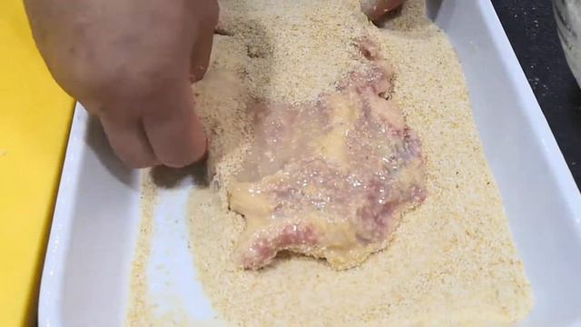 Котолетта по-милански супер сочная и вкусная. Cotoletta alla milanese смотреть онлайн