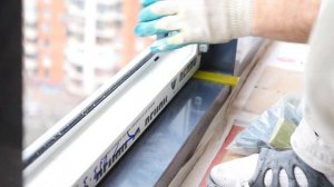 Утепление окна. Алюминиевая рама в комнате.