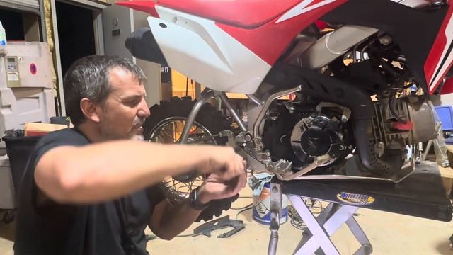How to install chain guide and extended foot brake on Honda CRF110 смотреть онлайн
