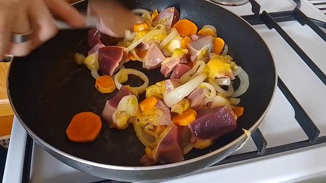Неймовірні тушені курячі шлунки з овочами @ProstiRetsepty смотреть онлайн