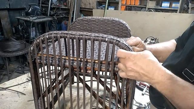 плетеный пуф из ротанга и лозы