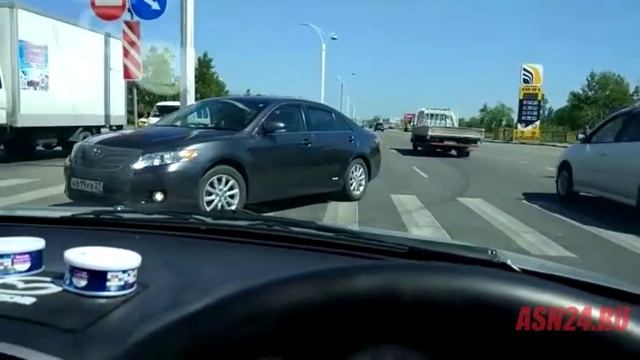 Toyota Camry едет по встречке смотреть онлайн