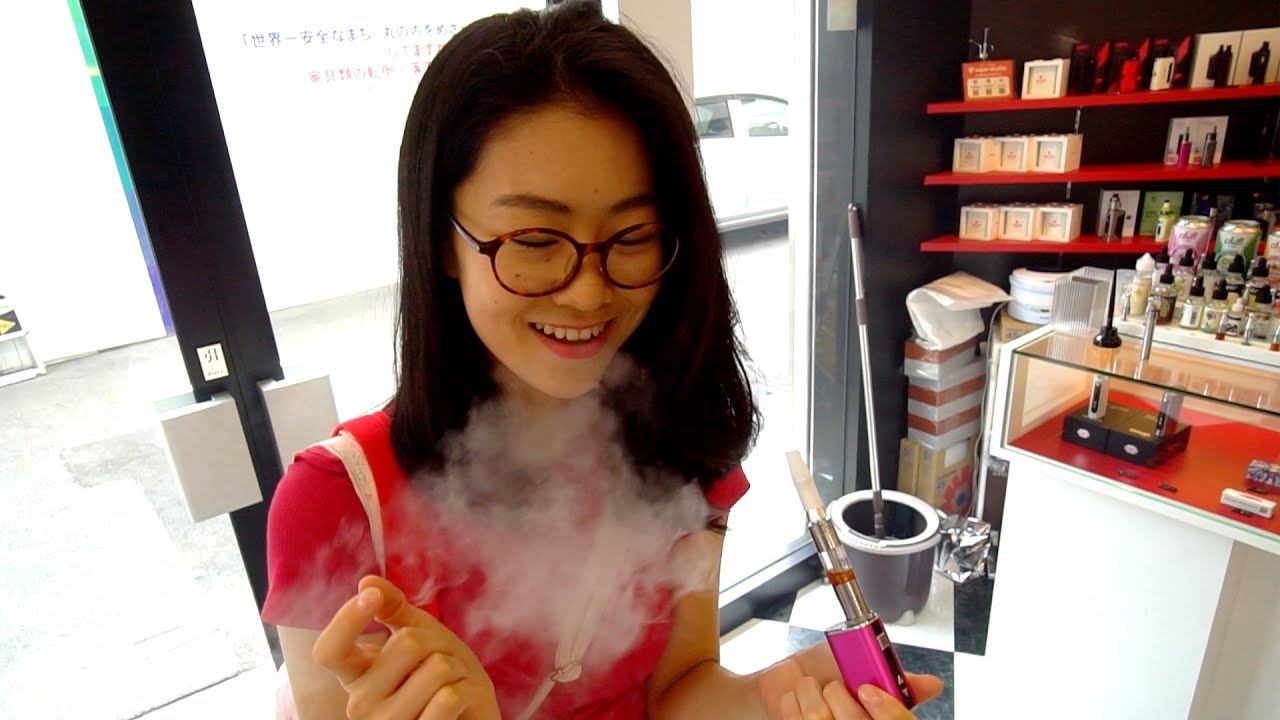 ЯПОНКА ПРОБУЕТ ВЕЙП ВПЕРВЫЕ В ЖИЗНИ! смотреть онлайн