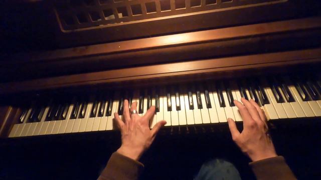 Wet Hands With Wet Hands On Old Creepy Out of Tune Piano смотреть онлайн