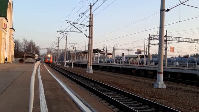 Сдвоенная "Ласточка" ЭС2Г-025 / ЭС2Г-012 следующий по маршруту "СПб - Выборг" / ст. Зеленогорск смотреть онлайн