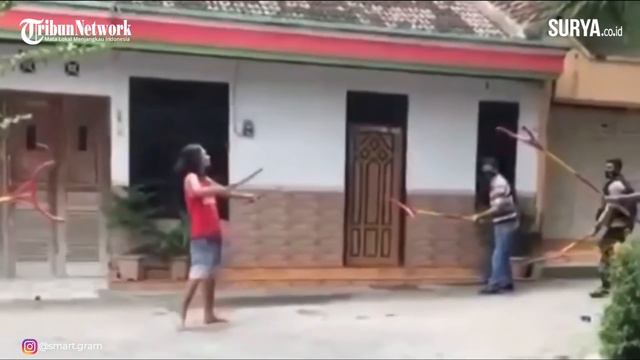 Tak Mempan Ditembak, Orang Gila Ngamuk Bawa Pedang Samurai, Sempat Baku Hantam dengan Polisi смотреть онлайн