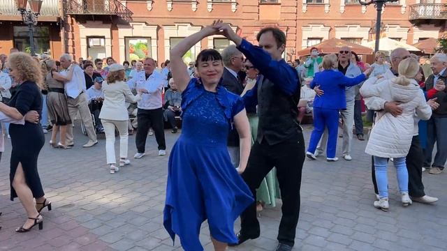 Красота! Лето, Саксофоны и Танец на Улице!!! смотреть онлайн