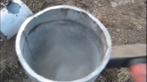 Засыпаем пескобетон в сваи и усаживаем его