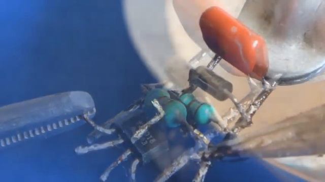 ВЕЧНЫЙ ФОНАРИК от одной батарейки КАК ЕГО СДЕЛАТЬ САМОМУ